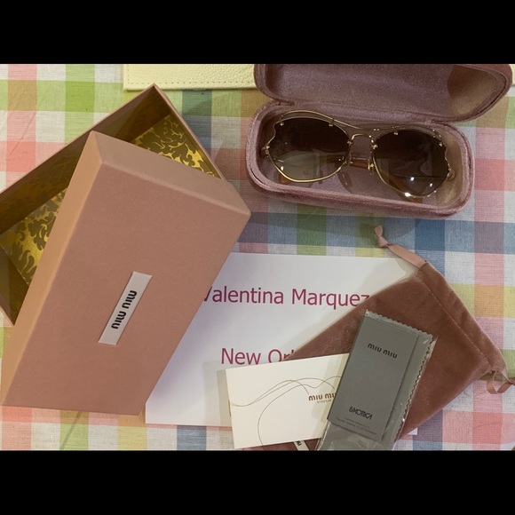 MIU MIU Sunglasses 😎 - Picture 4 of 6